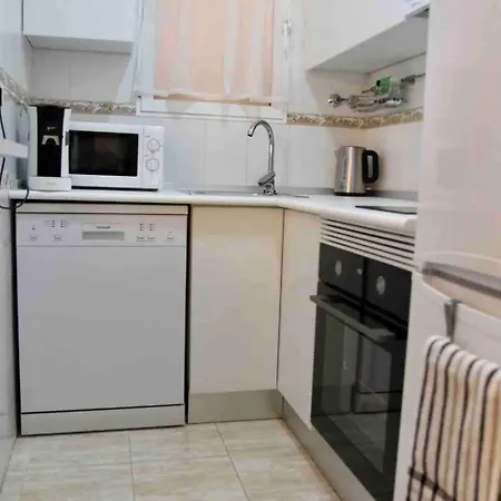 Apartment Tolle Mit 2 Schlafzimmern, Balkon Und Pool *