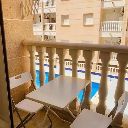 Tolle Mit 2 Schlafzimmern, Balkon Und Pool