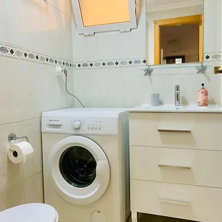 Tolle Mit 2 Schlafzimmern, Balkon Und Pool