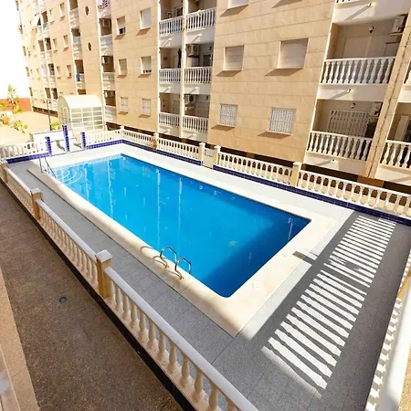 Tolle Mit 2 Schlafzimmern, Balkon Und Pool Torrevieja