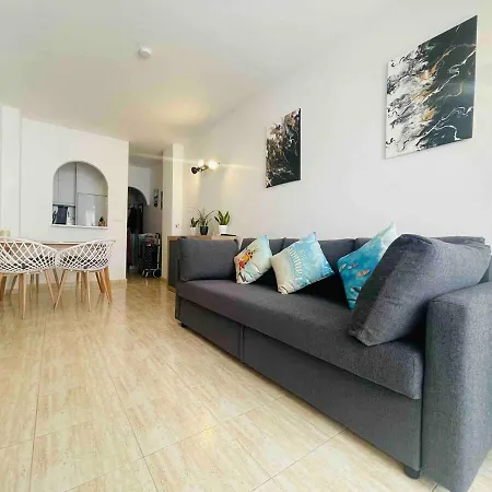 Tolle Mit 2 Schlafzimmern, Balkon Und Pool Apartment